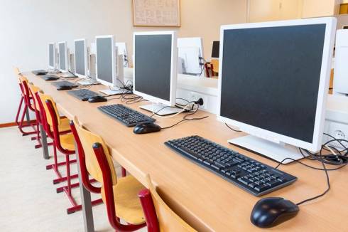 В новом учебном году школьников и учителей Карагандинской области полностью обеспечат компьютерами для обучения