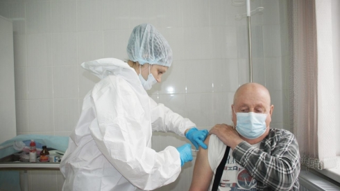 Выездные бригады вакцинируют сотрудников крупных предприятий Карагандинской области