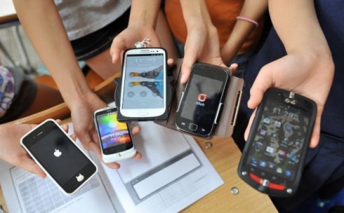 В школах Казахстана могут запретить смартфоны