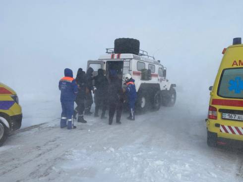 Скорая помощь с беременной женщиной и мужчиной с инфарктом застряла в буран на трассе Карагандинской области