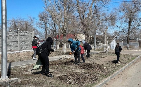 Жители Карагандинской области приводят в порядок памятники