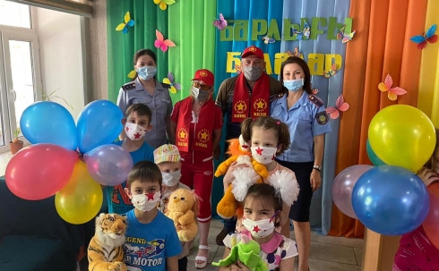 Сотрудники ДУИС по Карагандинской области поздравили воспитанников детских домов с 1 июня