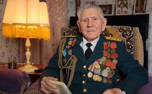 В Караганде с 95-летием поздравили ветерана ВОВ Александра Петровича Голованова