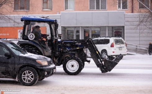 190 единиц спецтехники чистят сегодня улицы Караганды от снега
