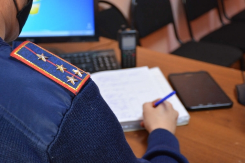 Парень отобрал у подростка мобильный телефон в Карагандинской области