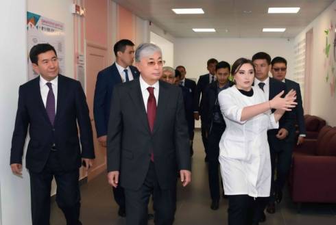 Президент Казахстана осмотрел новую поликлинику в Караганде