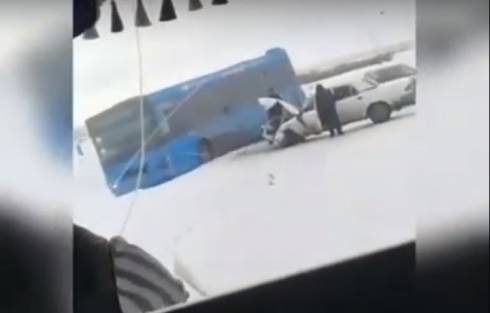 В Шахане 127-ой автобус столкнулся с легковым автомобилем