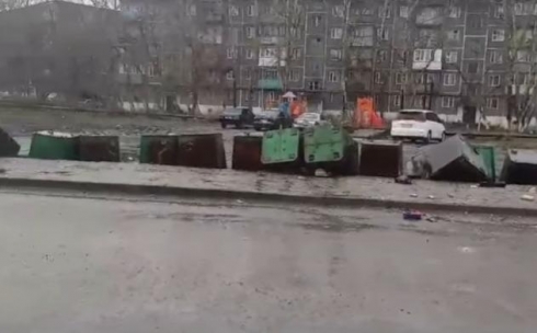 В Караганде неизвестные опрокинули мусорные баки в одном из дворов