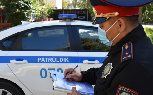 Карагандинские патрульные спасли водителя автомобиля, получившего в результате несчастного случая серьезное ранение