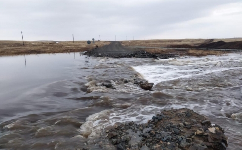 Дорога от поселка Новостройка до Балхаша закрыта из-за перелива