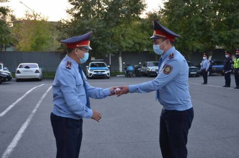 Двоих полицейских наградили ведомственными медалями в Карагандинской области