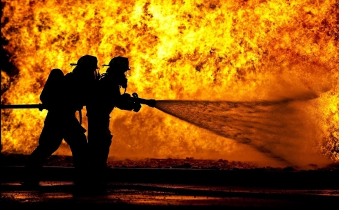 Почему пожарные не сразу тушат огонь, рассказали в ДЧС Карагандинской области
