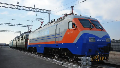 Постоянные опоздания и плохой сервис: Смаилов поручил разобраться с жалобами казахстанцев на поезда