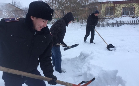 Полицейские Карагандинской области помогают пенсионерам расчищать дворовые территории от снега