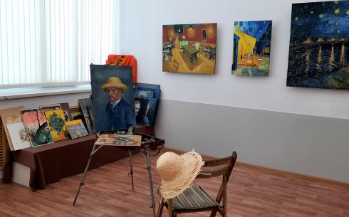 Техники и оттенки: в Караганде открылась выставка репродукций картин Ван Гога