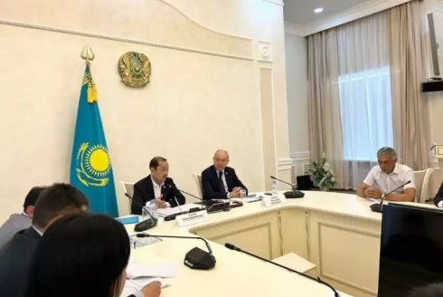 Сенатор Серик Утешов встретился с депутатами маслихата Карагандинской области