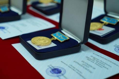 Медалью «Халық алғысы» наградили отличившихся в борьбе с коронавирусом