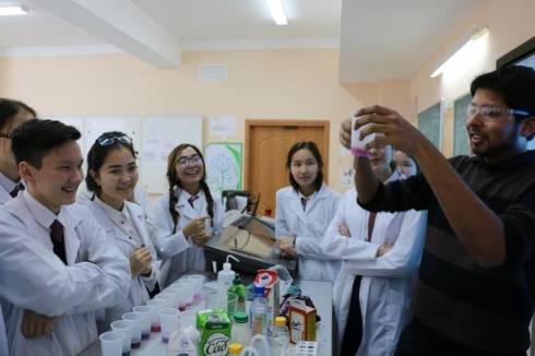 Студенты Массачусетского института преподают в Назарбаев школе Караганды