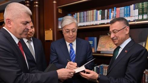 Токаев передал нацбиблиотеке Турции книгу о независимости Казахстана