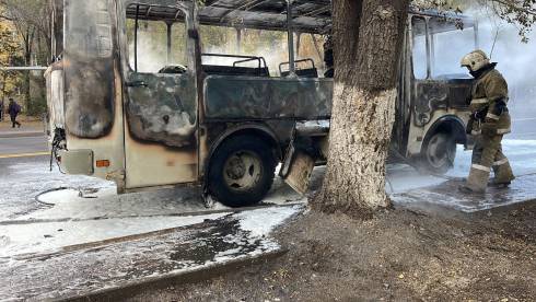 На одной из улиц Караганды сгорел автобус