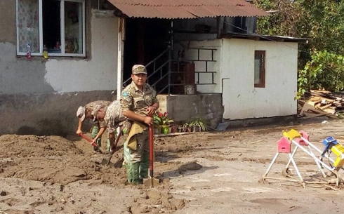 Военные Национальной гвардии РК Карагандинской области помогают в ликвидации ЧС в Алматы 