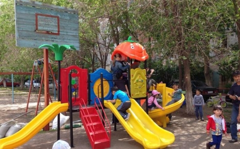 До конца квартала банки установят еще 3 детские площадки во дворах Караганды