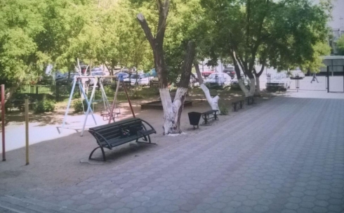 В Караганде на месте детской площадки хотят сделать парковку
