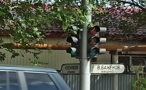 Жители улицы Баженова снова пожаловались на неработающий светофор