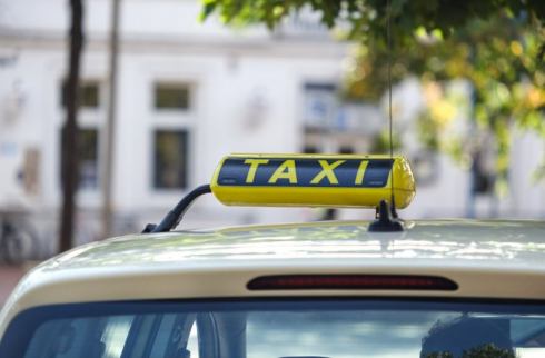 Поднять или снизить: дискуссии вокруг тарифов такси