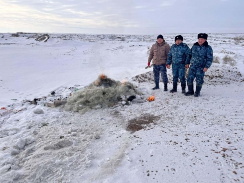 Полицейские и волонтеры чистят дно озера Балхаш от браконьерских сетей