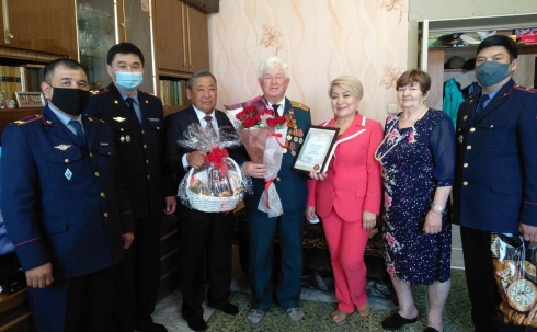 В Карагандинской области руководство ДУИС поздравило с 75-летием Победы тружеников тыла