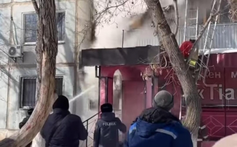 Шесть человек отравились угарным газом во время пожара в Караганде