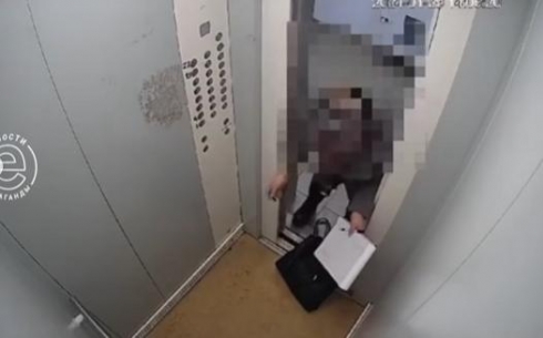 В Караганде оштрафовали контролёра, пинавшую двери лифта ногами