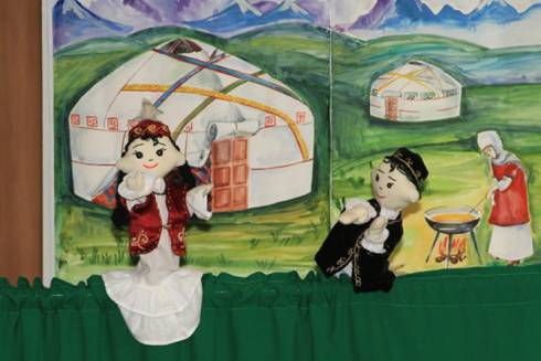 Куклы-экскурсоводы рассказывают посетителям музея Темиртау о Наурызе