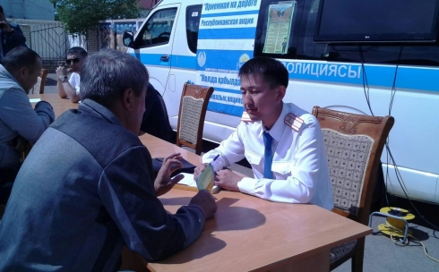 В Карагандинской области полицейские консультировали водителей прямо на дороге
