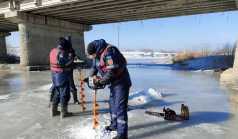 На реках Карагандинской области проводятся работы по резке и бурению льда