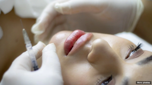 Колют губы без лицензии: почему Минздрав не может наказать косметологов