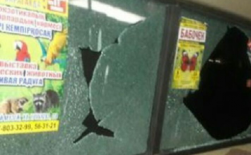 В Караганде неизвестные обстреляли камнями  пассажирский автобус