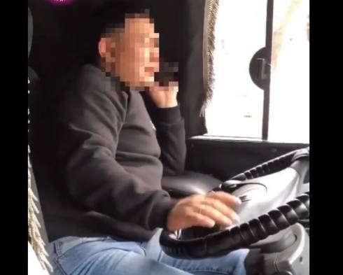Карагандинские полицейские оштрафовали водителя 53-го маршрута, который разговаривал по телефону за рулем