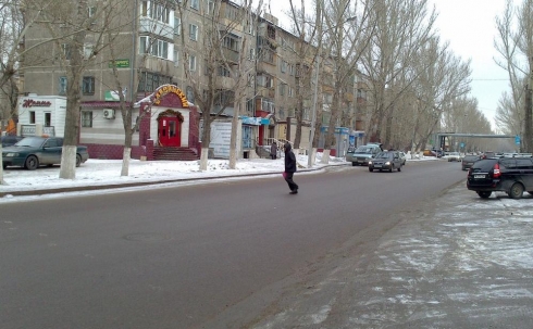 Очередное неудобное расположение пешеходных переходов по улице Ермекова