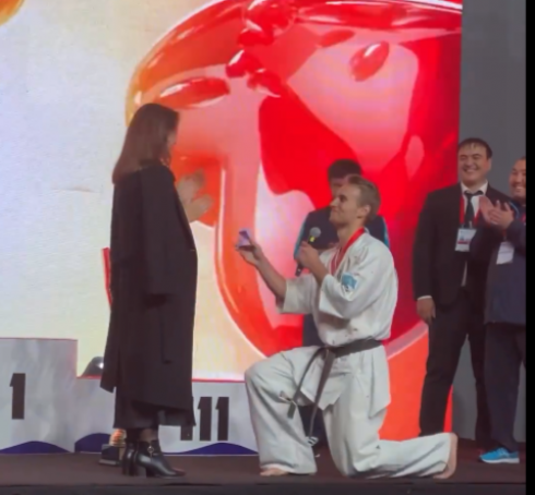 Завоевал золото, руку и сердце: темиртауский каратист сделал предложение своей девушке на чемпионате мира
