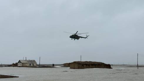 Около двух тысяч казахстанцев эвакуировали военные летчики из зон затопления