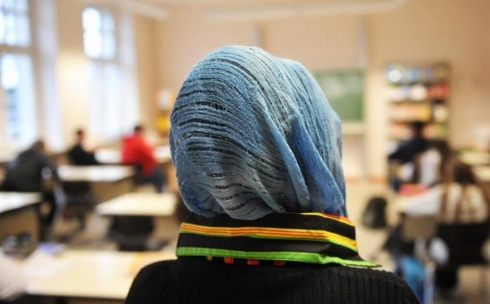 В Караганде почти 90 школьниц сняли платки после профилактических бесед
