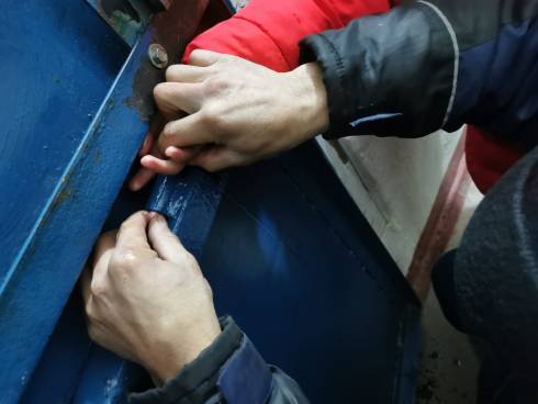 В Караганде спасатели вытащили застрявший палец 10-летней девочки из железного отверстия