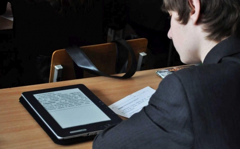 Электронные учебники в карагандинских школах можно использовать наравне с бумажными