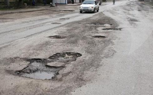 В Караганде назвали основную причину разрушения дорожного покрытия