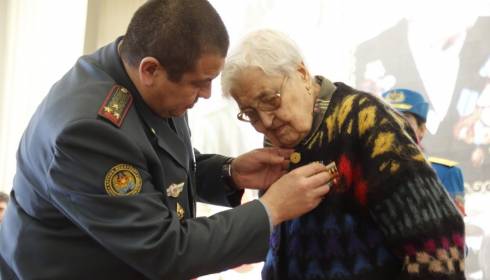 В Караганде поздравили со 100-летием ветерана Великой Отечественной войны Нину Сорокину