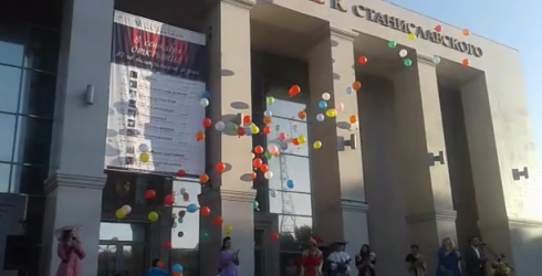 Карагандинский театр в честь открытия нового сезона запустил в небо 87 шаров (видео)