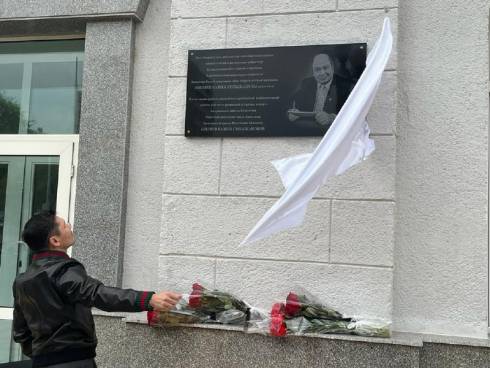 В Караганде открыли мемориальную доску Казбеку Ашляеву
