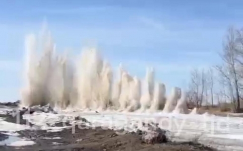 В Карагандинской области продолжают взрывать лёд на реках